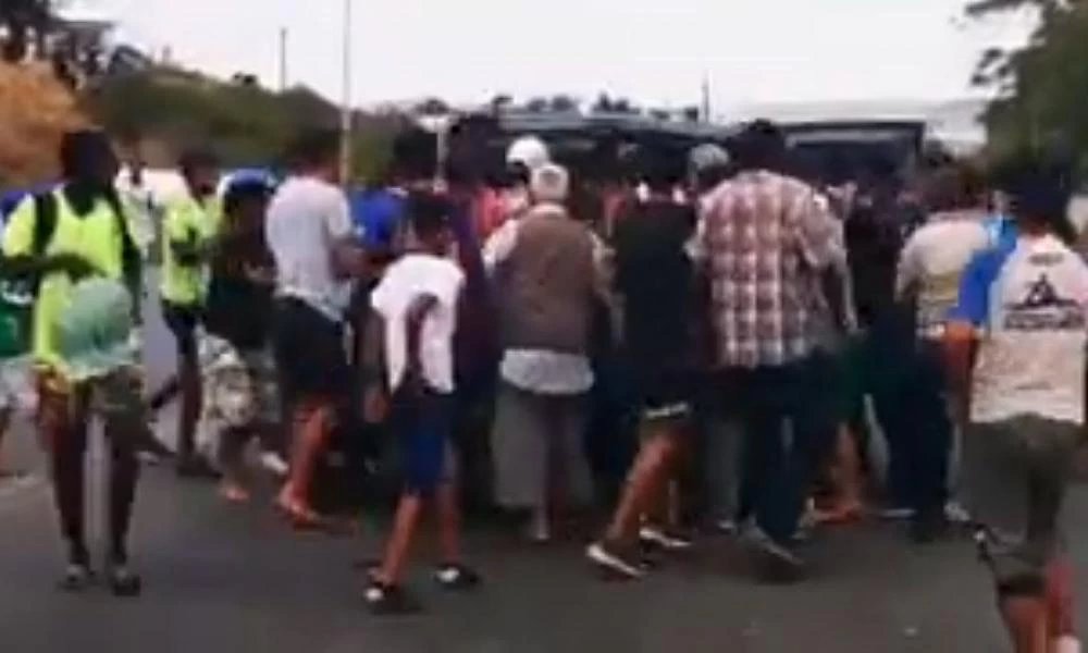 Σκηνές πανικού στο Καρά Τεπέ με μετανάστες να μαλώνουν για ένα μπουκάλι νερό! - Βίντεο